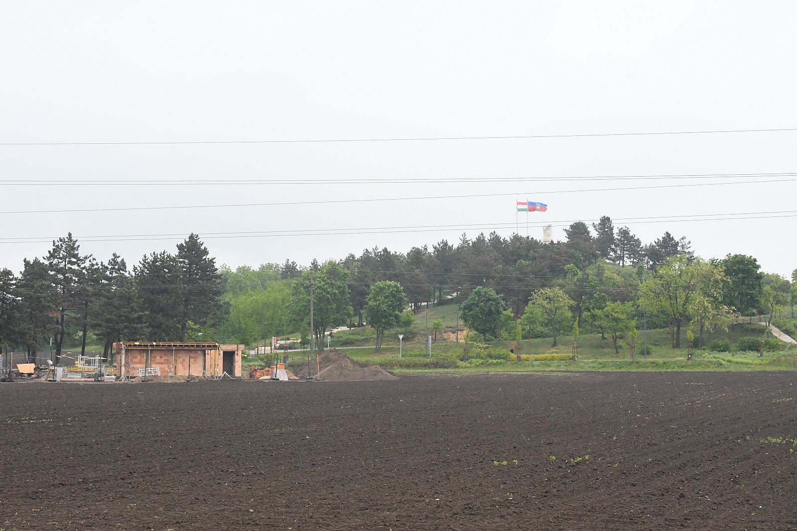 Nyilvános illemhely épül az Aranybulla lábánál